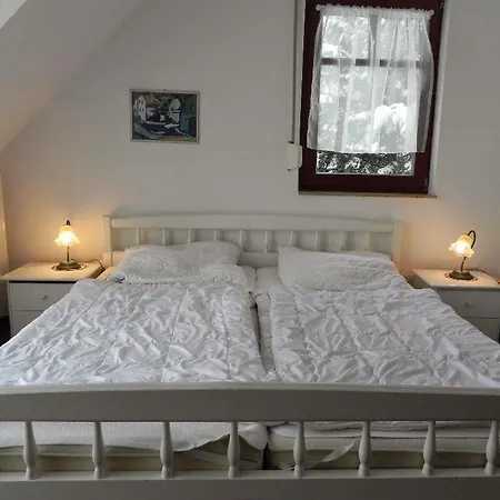 Ferienwohnung-nils-holgerson-mit-balkon-zwischen-strand-wald-wiese-im-suedosten-der-insel-ruegen