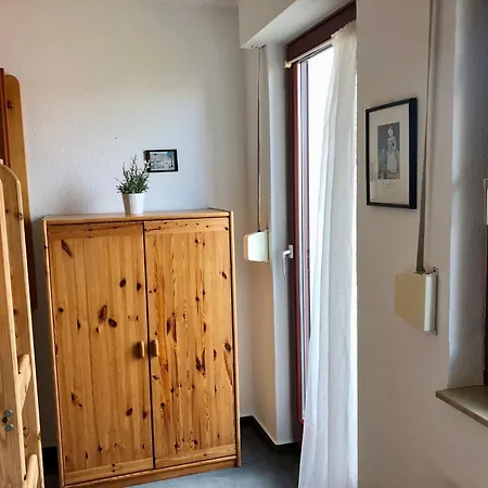 Ferienwohnung-nils-holgerson-mit-balkon-zwischen-strand-wald-wiese-im-suedosten-der-insel-ruegen Apartment
